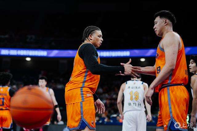 皇冠体育下载-包含上海海港清晨单刀错失，志在NBA常规赛名次提升，引发热议，团队化学反应显著的词条